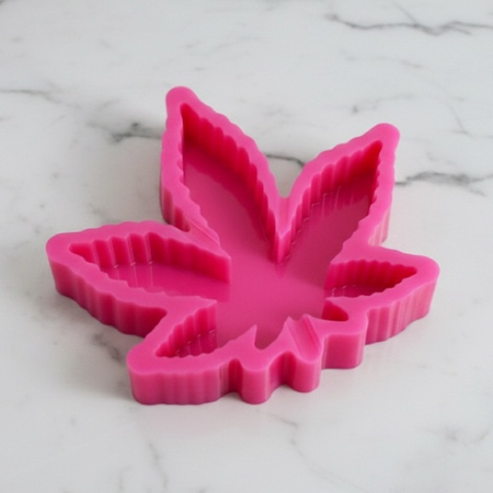NWT Resin Leaf Ashtray – Handmade – Hot Pink